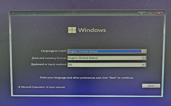 Sprache und Tastatur für die Windows 11-Installation auswählen